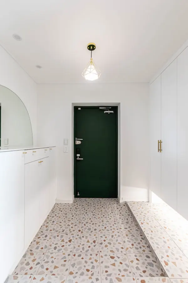 딥그린 도어가 포인트인 화이트 미니멀 현관